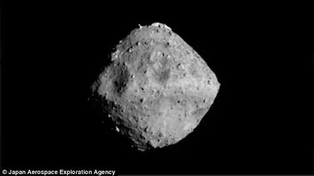 JAXA隼鸟 2 号准备收集小行星龙宫岩石样本